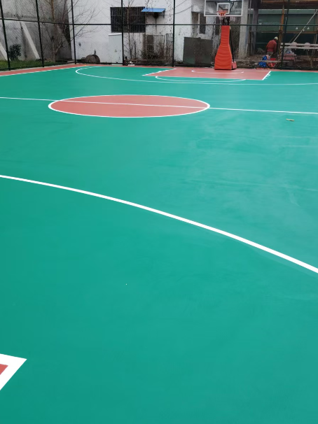 平江 球场长期使用易出现地面开裂